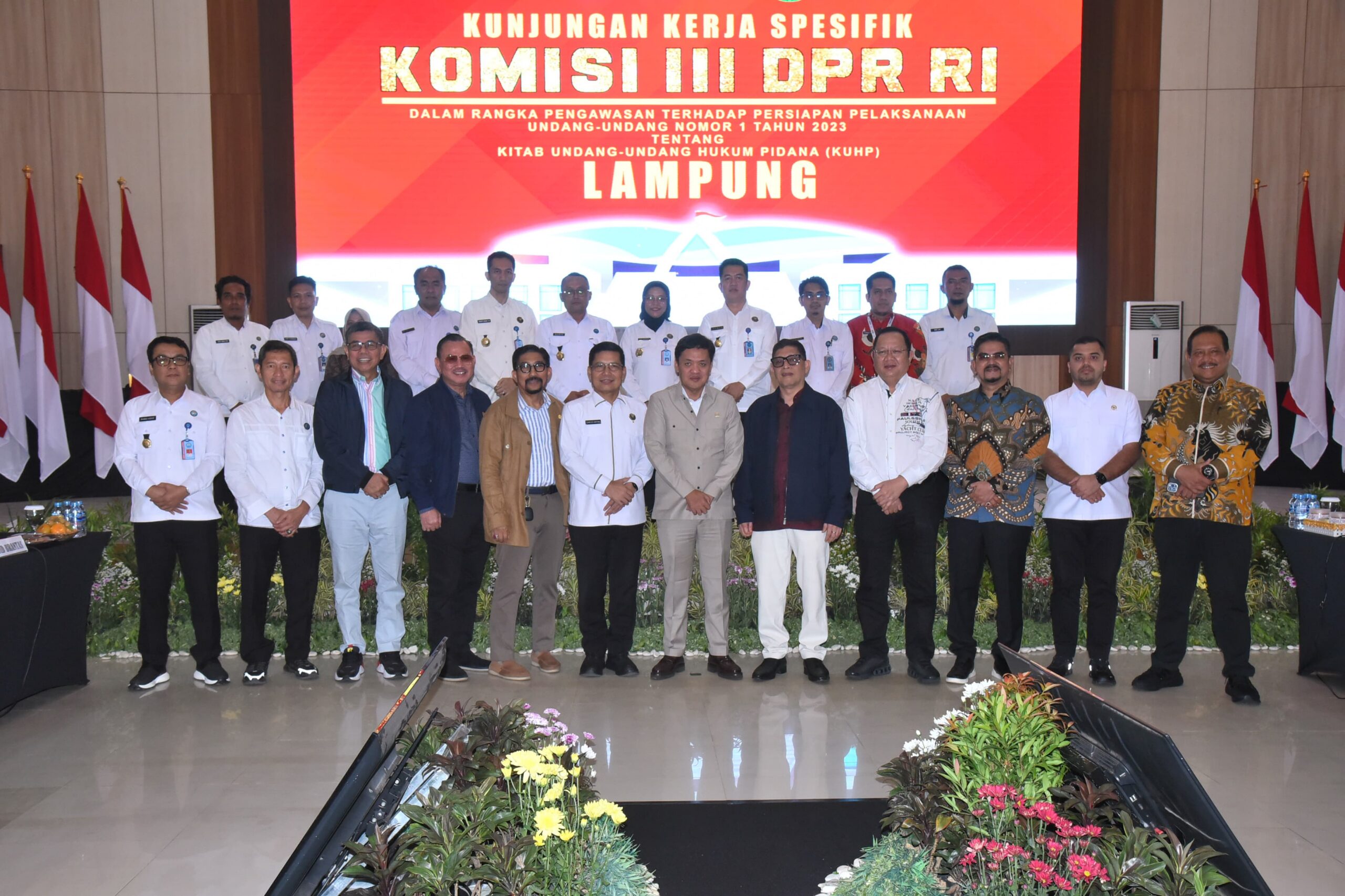 Ketua Komisi III DPR RI Habiburokhman, bersama tim berfoto bersama usai pertemuan Kunjungan Kerja Spesifik ke Bandar Lampung. Foto: Dep/vel.