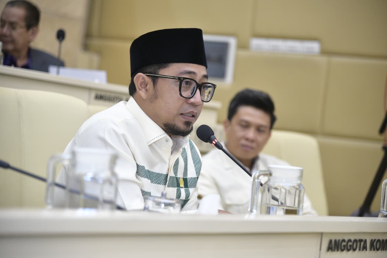 Anggota Komisi II DPR RI, Muhammad Khozin dalam Raker Komisi II DPR RI dengan Menteri ATR/BPN, Nusron Wahid di ruang rapat Komisi II DPR RI, Senayan, Jakarta, Senin (24/11/2025). Foto : Munchen/Andri.