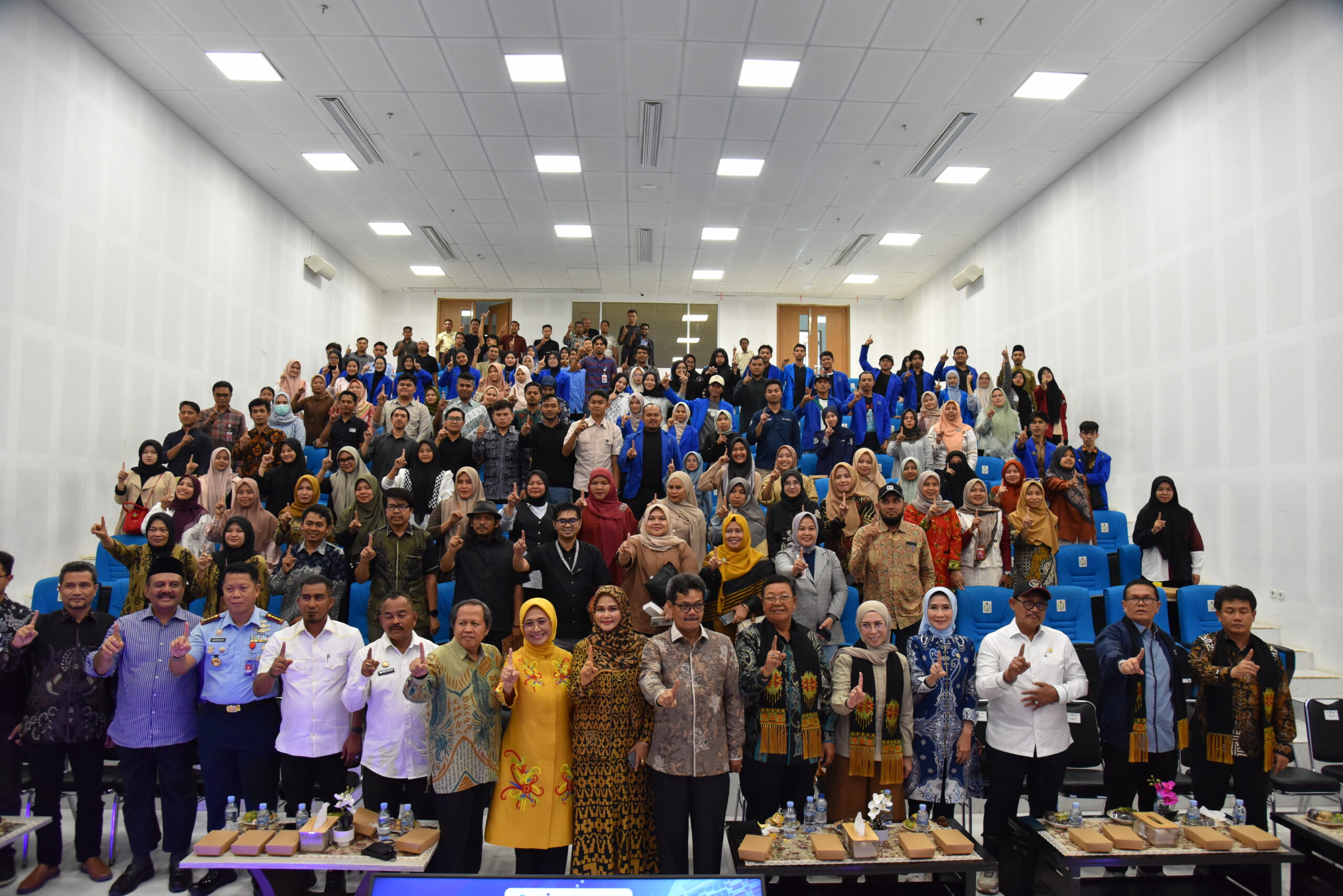 Anggota Komisi X DPR RI, Sabam Sinaga, dalam foto bersama usai kunjungan Panja Pelestarian Cagar Budaya Komisi X DPR RI di Kabupaten Aceh Besar, Aceh. Foto: Singgih/vel.