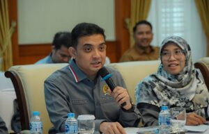 Anggota Komisi IX DPR RI, Ade Rezki Pratama saat mengikuti pertemuan komisi IX DPR RI dengan Gubernur kepulauan Riau di Rumah Dinas Gubernur kepulauan Riau, Tanjung Pinang, Senin (24/11/2025). Foto : Mri/Andri.