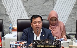 Ketua Komisi V DPR RI Lasarus saat memimpin rapat yang digelar di Ruang Rapat Komisi V, Gedung Nusantara DPR RI, Senayan, Jakarta, Rabu (26/11/2025). Foto : Sari/Andri.