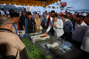 Wakil Ketua Komisi V DPR RI, Roberth Rouw, bersama tim saat meninjau progres pembangunan Coastal Road dan revitalisasi Pelabuhan Yos Sudarso di Kota Ambon, Provinsi Maluku, Kamis (30/10/2025). Foto: Estu/vel.