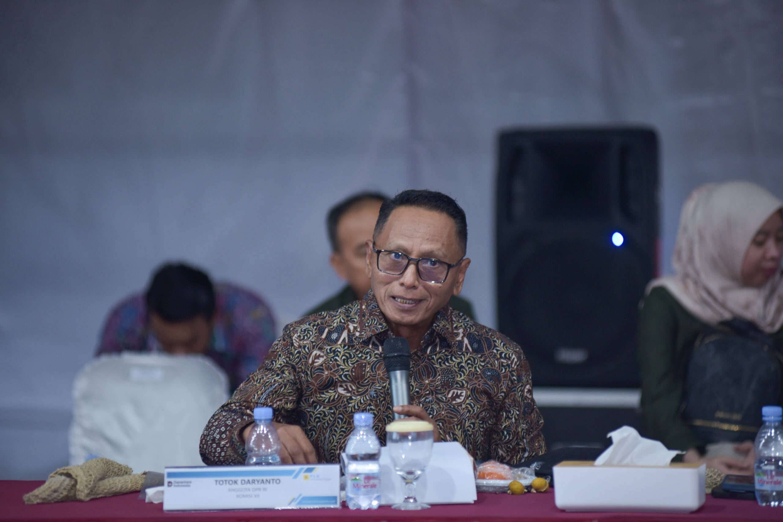 Anggota Komisi XII DPR RI, Totok Sudaryanto, saat mengikuti pertemuan dalam kunjungan kerja ke PLN Jayapura di Jayapura, Papua, Selasa (28/10/2025). Foto: Eno/vel.
