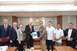 Ketua GKSB DPR RI Dave Laksono bertukar cinderamata usai melakukan pertemuan bilateral dengan Parlemen Polandia di Nusantara III, Senayan, Jakarta, Rabu (12/11/2025). Foto : Arifman/Andri