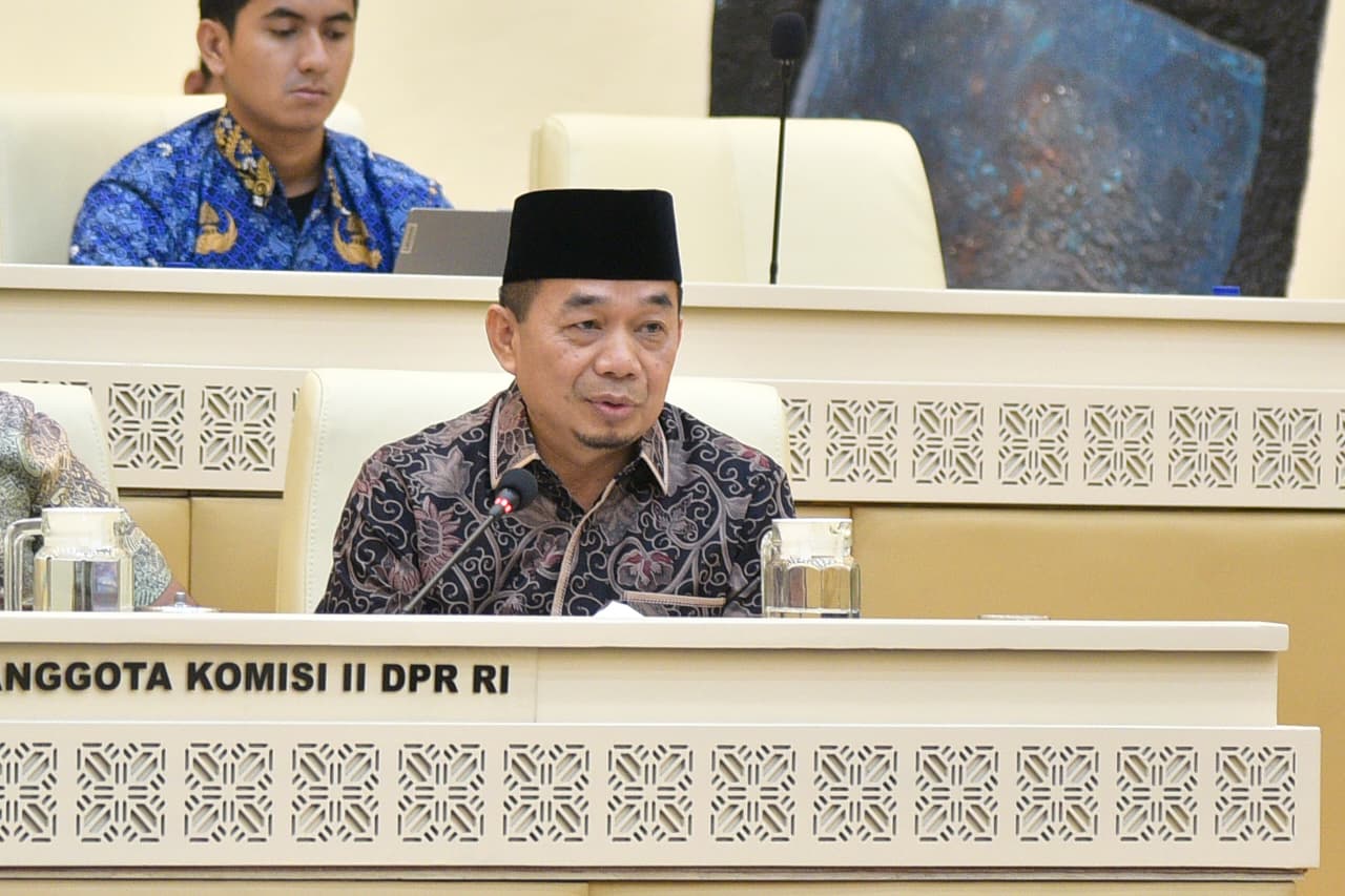 Anggota Komisi II DPR RI Jazuli Juwaini saat mengikuti RDP Panja Komisi II DPR RI dengan Eselon I Kementerian ATR/BPN di Ruang Rapat Komisi II, Senayan, Jakarta, Senin (17/11/2025). Foto: Munchen/vel.