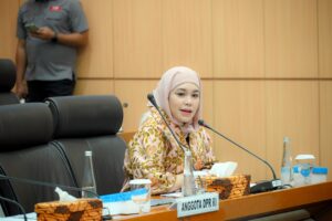 Anggota Komisi VII DPR RI Athari Gauthi Ardi saat mengikuti Rapat Kerja dengan Menteri Pariwisata dan Ekonomi Kreatif (Menparekraf) di Gedung Nusantara I, Senayan, Jakarta, Senin (17/11/2025). Foto: Tari/vel.