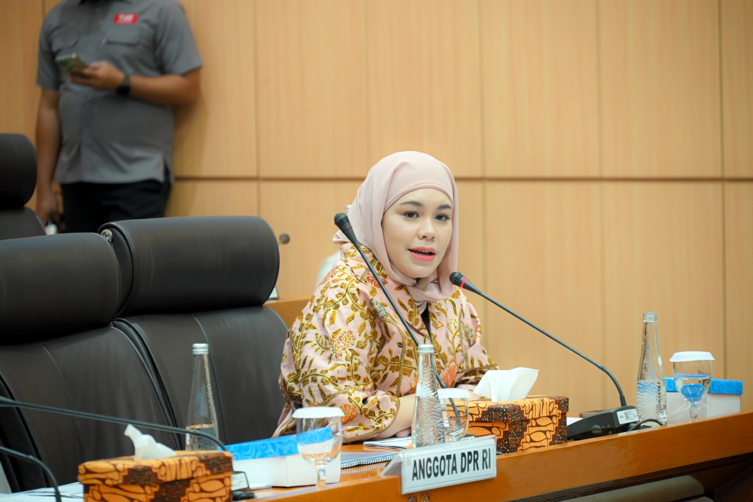 Anggota Komisi VII DPR RI Athari Gauthi Ardi saat mengikuti Rapat Kerja dengan Menteri Pariwisata dan Ekonomi Kreatif (Menparekraf) di Gedung Nusantara I, Senayan, Jakarta, Senin (17/11/2025). Foto: Tari/vel.