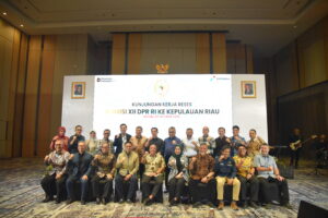 Anggota Komisi XII DPR RI, Ratna Juwita Sari, dalam foto bersama usai pertemuan kunjungan kerja reses Komisi XII DPR di Batam,Kepulauan Riau, Rabu (29/10/2025). Foto: Aaron/vel.