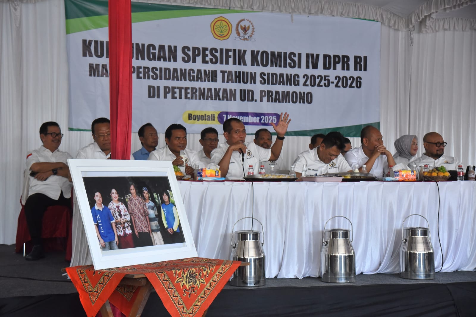 Wakil Ketua Komisi IV Abdul Kharis bersama tim saat meninjau peternakan sapi perah dalam kunjungan kerja spesifik ke UD Pramono, Boyolali, Jawa Tengah, Jum at (7/11/2025). Foto: Dep/vel