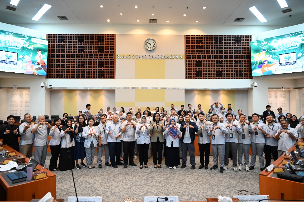 Deputi Persidangan Setjen DPR RI, Suprihartini, dalam foto bersama dengan para pejabat dan staf usai acara Sharing Session Pengenalan Fitur Hasil Optimalisasi dan Memperoleh Masukan Terhadap Aplikasi SIRIH, Senin (3/11/2025). Foto: Sari/vel.