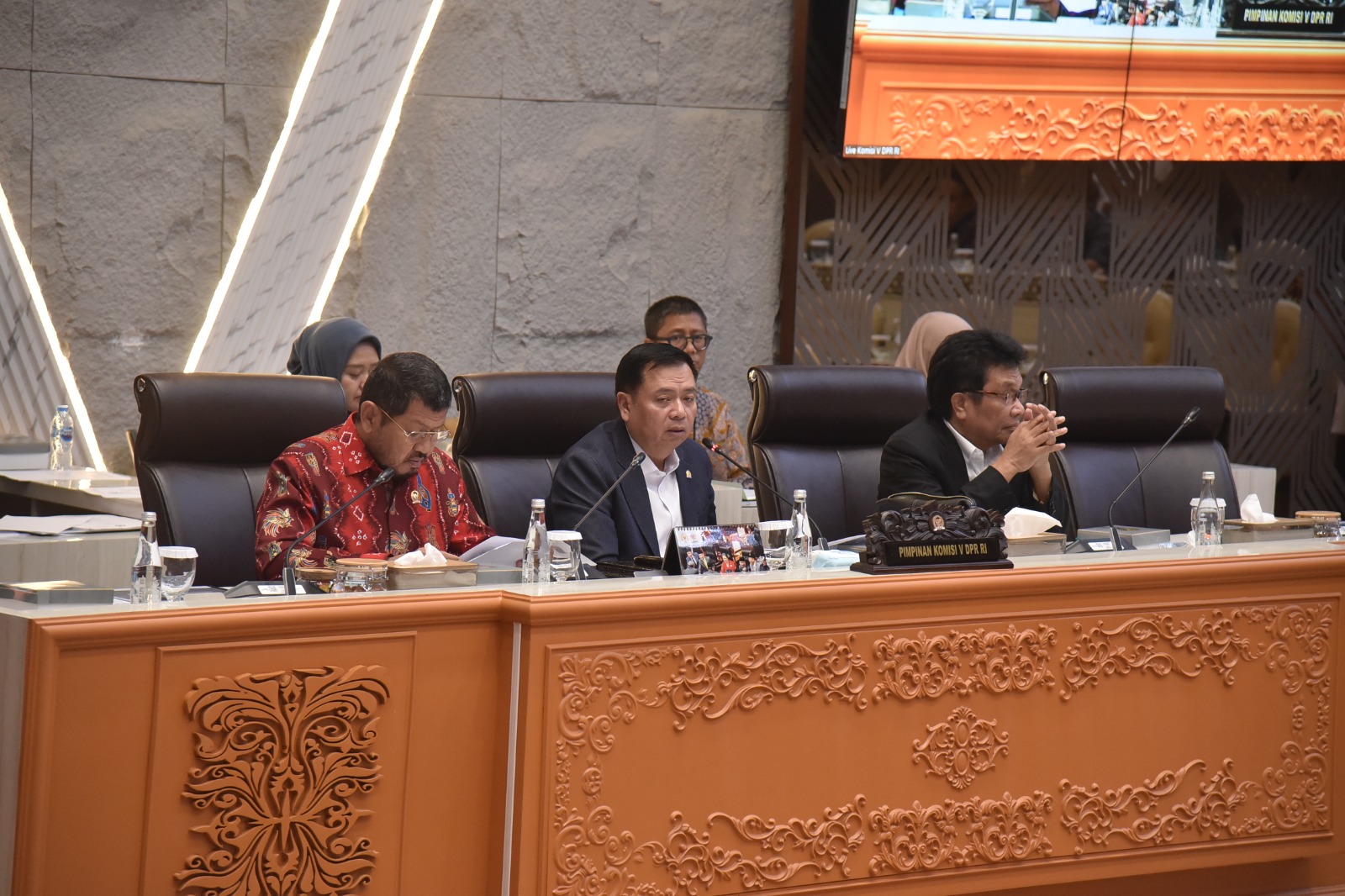 Ketua Komisi V DPR RI, Lasarus saat memimpin rapat kerja Komisi V DPR RI bersama Menteri Transmigrasi serta Menteri Desa, Pembangunan Daerah Tertinggal, dan Transmigrasi, di Gedung Nusantara, Selasa (12/11/2025). Foto: Prima/vel