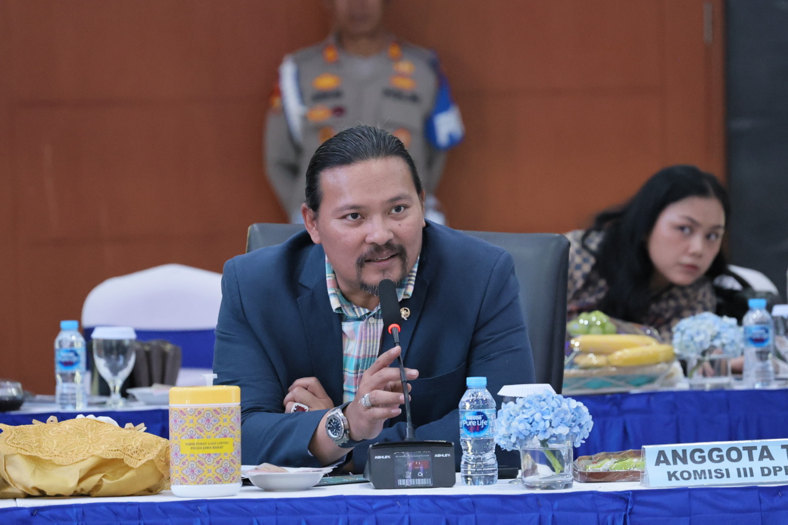 Anggota Komisi III DPR RI, Martin D. Tumbelaka, saat mengikuti Kunjungan Kerja Spesifik di Mapolda Jawa Barat, Bandung Jumat (21/11/2025). Foto: Andri/vel.