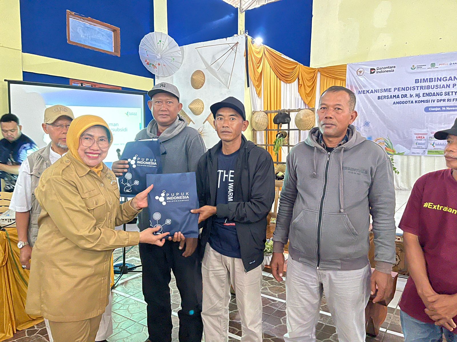 Anggota Komisi IV DPR RI Endang Setyawati Thohari saat menghadiri Bimtek Sosialisasi Mekanisme Pendistribusian Pupuk Bersubsidi pada PPTSdi wilayah selatan Cianjur, Jawa Barat, Jumat (14/11/2025). Foto: Ist/vel.