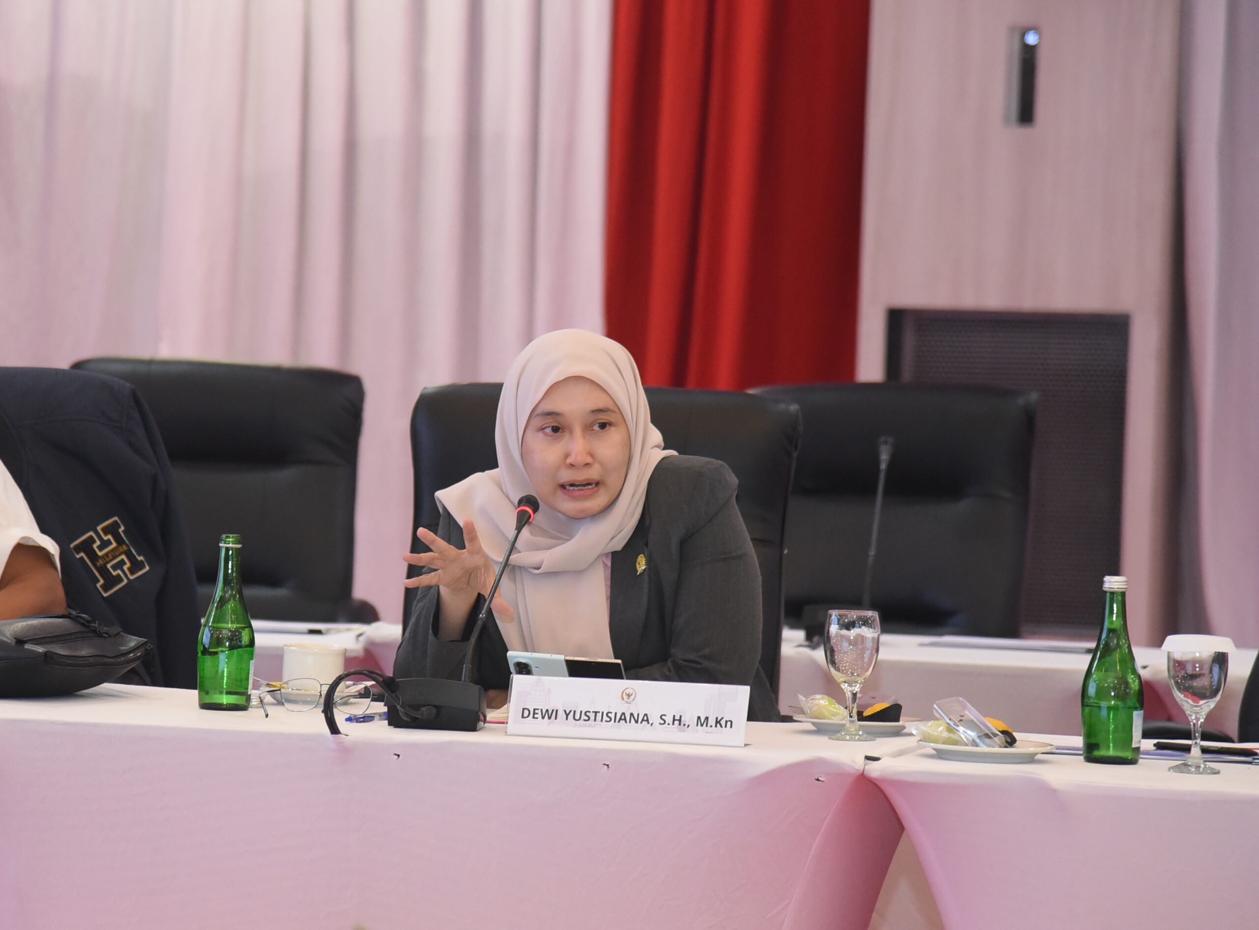 Anggota Komisi XII DPR RI, Dewi Yustisiana, saat mengikuti pertemuan kunjungan kerja spesifik DPR RI beserta tim dengan dengan jajaran Direksi Pertamina Patra Niaga di Surabaya, Jawa Timur, Jumat (7/11/2025). Foto: Arief/vel