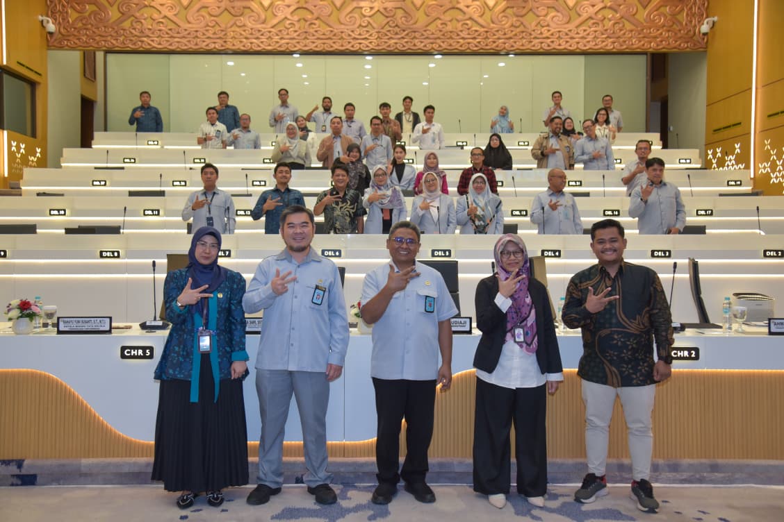 Kepala Pusat Teknologi Informasi (Pustekinfo) Setjen DPR RI, Erdinal Hendradjaja, saat mengikuti Sosialisasi Penyelenggaraan Pemerintahan Digital di Gedung Nusantara, Senayan, Jakarta, Senin (17/11/2025). Foto: Eno/vel.