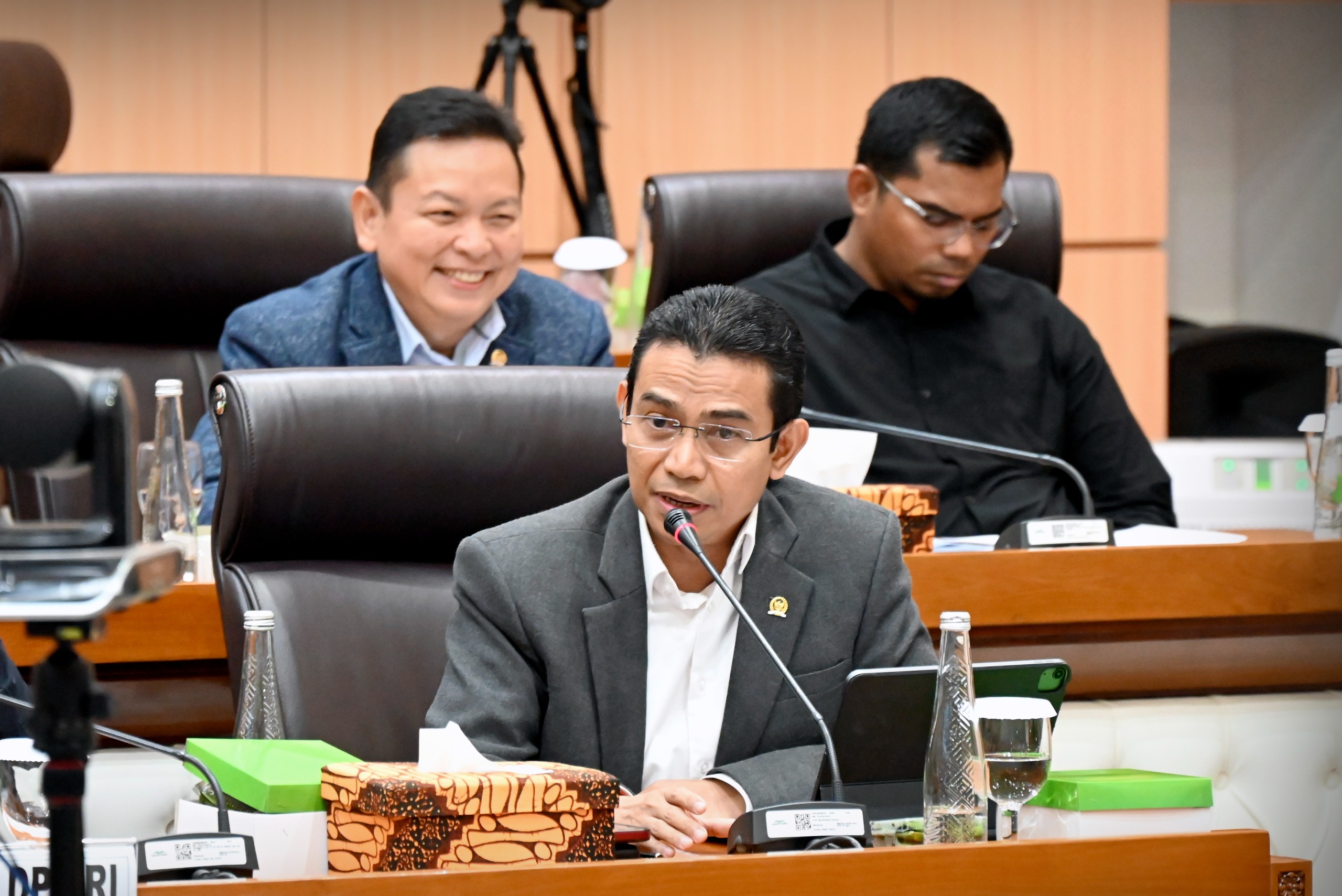Anggota Komisi VII DPR RI Hendry Munief saat mengikuti Rapat Dengar Pendapat Komisi VII DPR RI dengan Dirjen ILMATE Kementerian Perindustrian RI dengan menghadirkan asosiasi-asosiasi di Gedung Nusantara I, Kamis (13/11/2025). Foto: Mario/vel