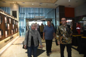 Anggota Komisi XII DPR RI, Ratna Juwita Sari (kiri) saat mengikuti Kunjungan Kerja spesifik dengan jajaran Pertamina Patra Niaga Regional Jawa Timur, Bali, dan Nusa Tenggara (Jatimbalinus), Surabaya, Jawa Timur, Jumat (7/11/2025). Foto: Arief/vel.