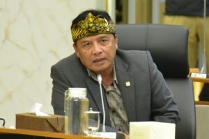Anggota Komisi IV DPR RI Dadang M. Naser saat mengikuti Rapat Kerja bersama Menteri Kehutanan di Gedung Nusantara I DPR RI, Senayan, Jakarta, Senin (24/11/2025). Foto: Oji/vel.