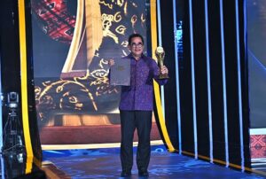 Sekretaris Jenderal DPR RI Indra Iskandar saat menerima detikcom Awards 2025 untuk kategori Lembaga Penggerak Keterbukaan Informasi dan Dialog Publik Digital yang diterima DPR RI pada acara yang digelar di Jakarta, Selasa (25/11/2025). Foto : Farhan/Andri.