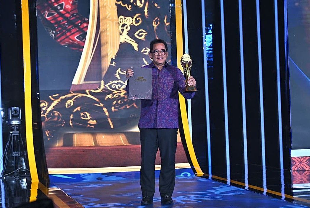 Sekretaris Jenderal DPR RI Indra Iskandar saat menerima detikcom Awards 2025 untuk kategori Lembaga Penggerak Keterbukaan Informasi dan Dialog Publik Digital yang diterima DPR RI pada acara yang digelar di Jakarta, Selasa (25/11/2025). Foto : Farhan/Andri.