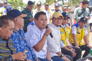 Wakil Ketua Komisi V DPR RI Andi Iwan Darmawan Aras saat meninjau lokasi terdampak dan berdialog dengan bupati dan warga di Kantor Bupati Indramayu, Senin (10/11/2025). Foto: Aisyah/vel.