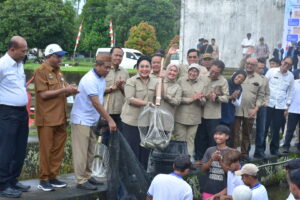 Ketua Komisi IV DPR RI Siti Hediati Soeharto menyerahkan bantuan dari pemerintah pusat melalui KKP kepada pihak BBI Batu Kumbung, Mataram, Provinsi NTB, Selasa (11/11/2025). Foto : Oji/Andri