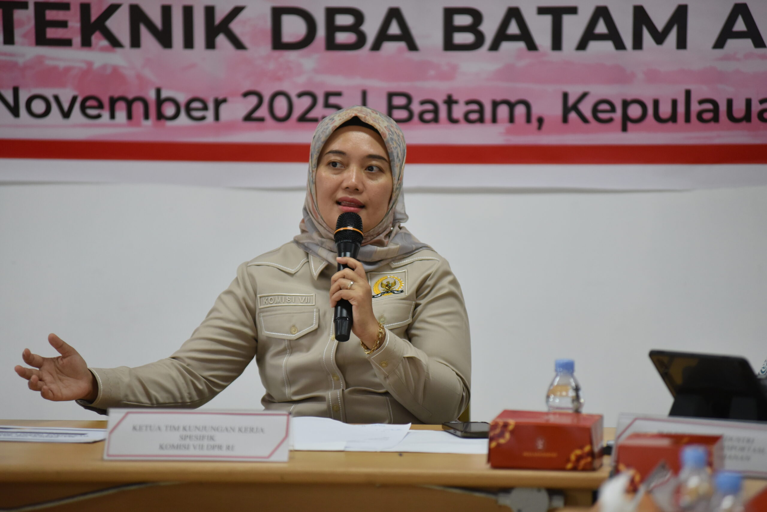 Wakil Ketua Komisi VII DPR RI, Chusnunia Chalim, saat memimpin kunjungan kerja ke PT Batam Aero Technic (BAT) di Kota Batam, Kepulauan Riau, Jumat (21/11/2025). Foto: Singgih/vel.