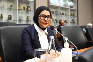 Anggota Badan Legislasi (Baleg) DPR RI Eva Monalisa saat audiensi dengan masyarakat sipil kawal RUU Masyarakat Hukum Adat di Ruang Rapat Baleg, Gedung DPR, Kamis (6/11/2025). Foto : Geraldi/Andri.