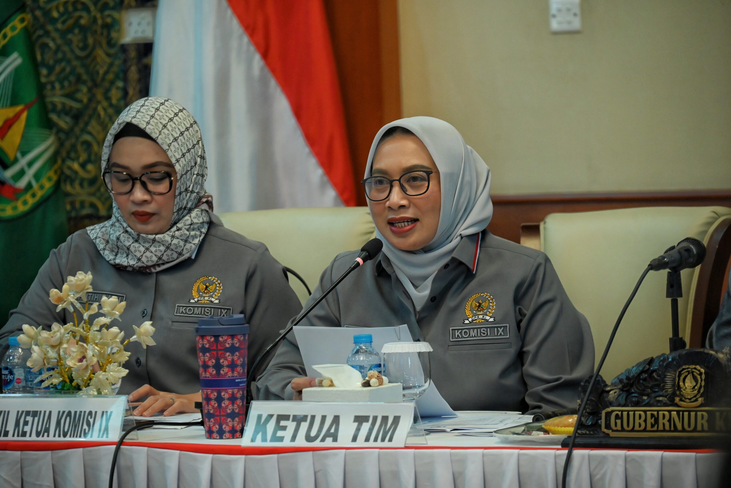 Wakil Ketua Komisi IX DPR RI Nihayatul Wafiroh saat memimpin pertemuan dengan gubernur Kepri serta mitra kerja komisi IX DPR RI BPJS ketenagakerjaan di Rumah Daerah (rumdis) Gubernur Kepulauan Riau, Tanjungpinang, Senin (24/11/2025). Foto: Tari/vel.