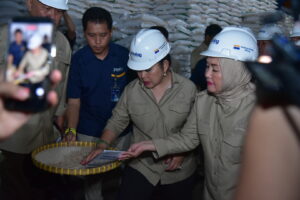 Ketua Komisi IV DPR RI Siti Hediati Soeharto memimpin Panja RUU Penyusunan RUU Pangan Komisi IV DPR RI meninjau kualitas dan stok beras di Gudang Bulog Mandalika di Cakranegara Kota Mataram, Provinsi NTB, Selasa (11/11/2025). Foto : Oji/Andri
