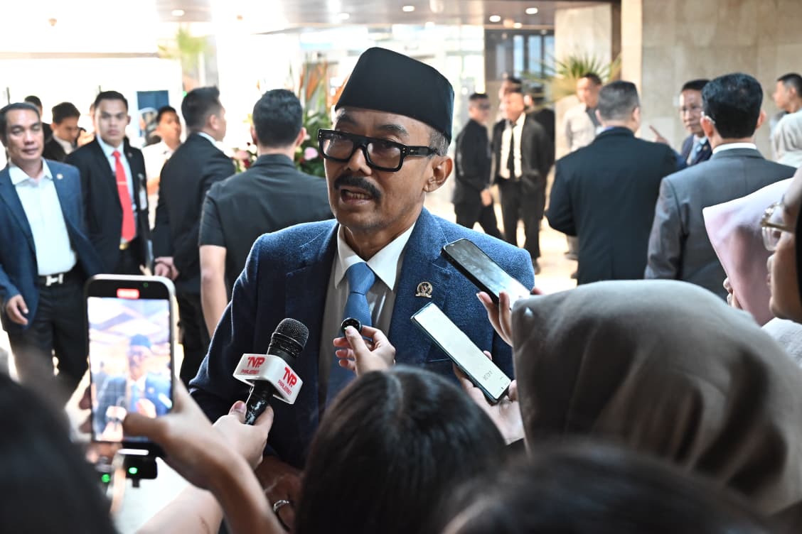 Anggota Komisi X DPR RI, Agung Widyantoro, saat wawancara sebelum rapat paripurna, Selasa, (25/11/2025). Foto: Karisma/vel.
