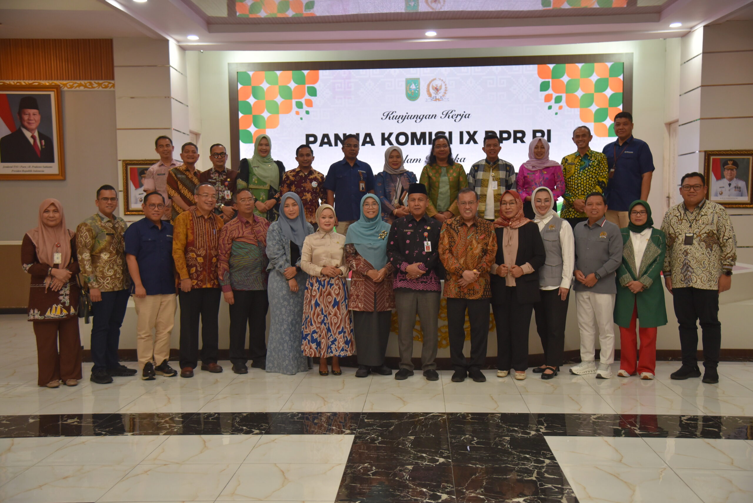 Anggota Komisi IX DPR RI, Zainul Munasichin, dalam foto bersama usai rapat Kunjungan Kerja Panja JKN Komisi IX DPR RI ke Kota Pekanbaru, Provinsi Riau, Kamis (20/11/2025). Foto: Anju/vel.