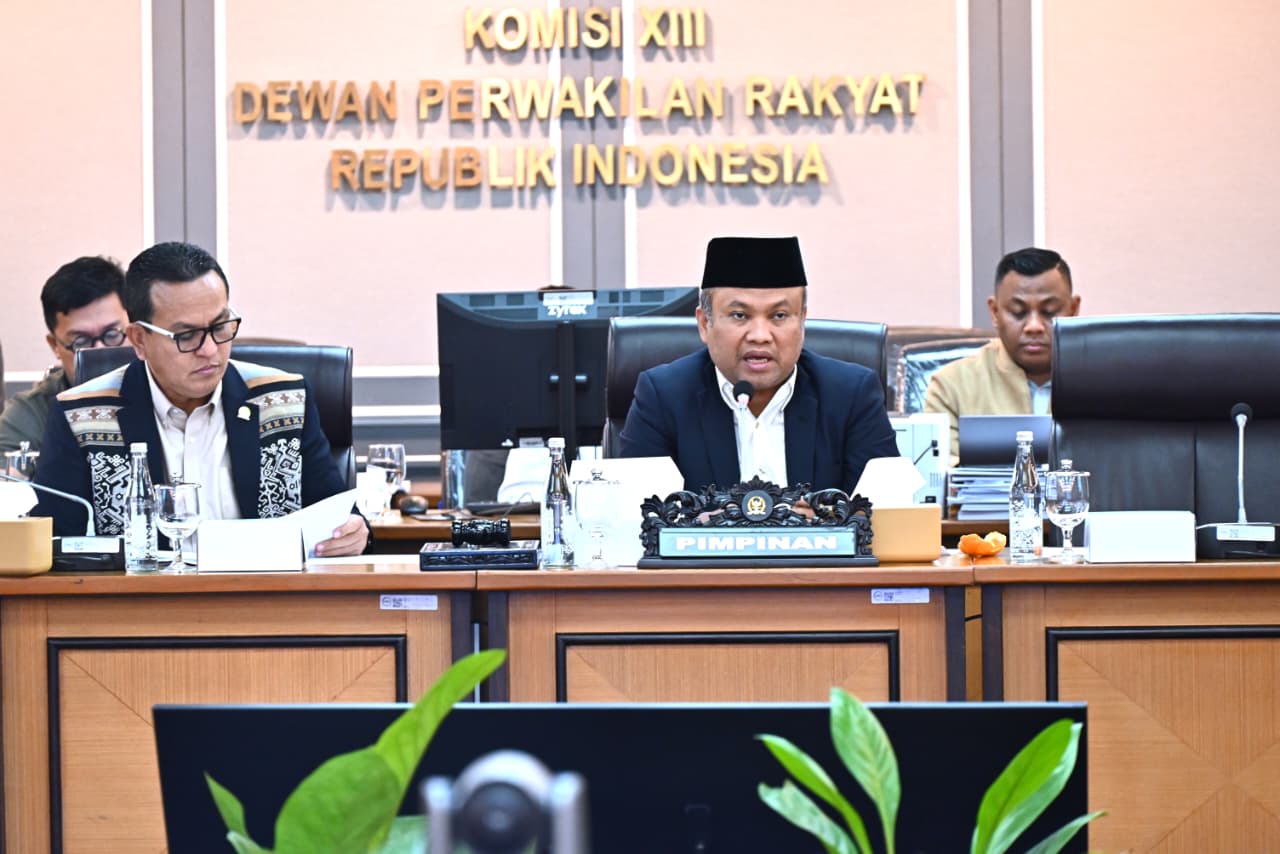 Wakil Ketua Komisi XIII DPR RI, Sugiat Santoso saat RDP dengan LPSK, Komnas Perempuan, serta KPAI, di ruang rapat Komisi XIII DPR RI, Senayan, Jakarta, Selasa (25/11/2025). Foto: Runi/vel.