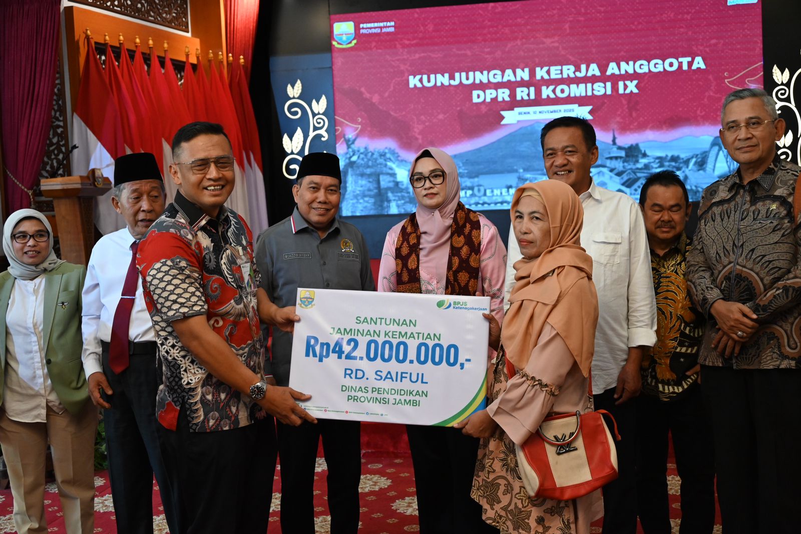 Tim Kunspek Komisi IX DPR RI saat menyerahkan bantuan secara simbolis kepada penerima manfaat di Gedung Pemerintah Provinsi Jambi, Senin (10/11/2025). Foto: Taufan/vel.