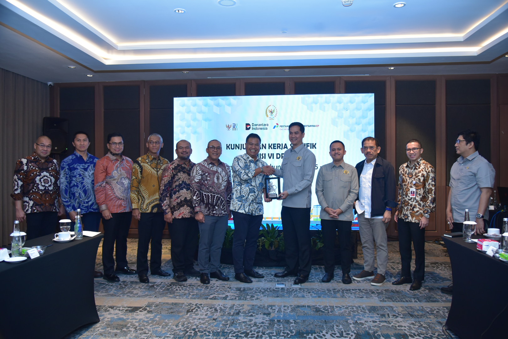 Wakil Ketua Komisi VI DPR, Adisatrya Suryo Sulisto, saat bertukar cinderamata usai pertemuan dengan Danantara, BP BUMN, PT Pertamina Gas Negara (PGN) Tbk, serta Pertamina EP di Sidoarjo, Sabtu (22/11/2025). Foto: Oji/vel.