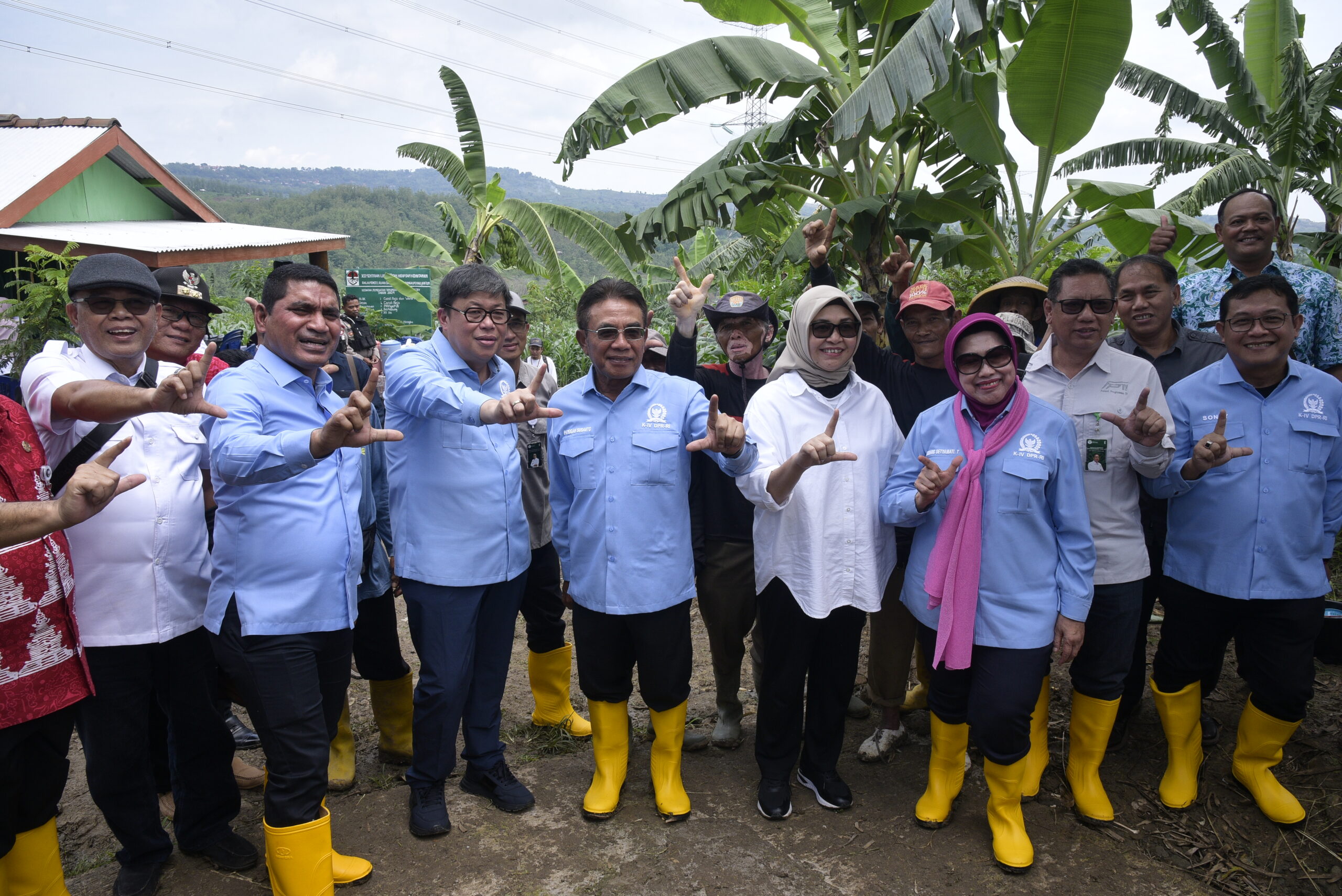 Komisi IV DPR RI foto bersama dengan Dirjen PDAS-RH Kementerian Kehutanan, serta para Petani di BPDAS Pemali Jratun, Semarang, Jawa Tengah, Kamis (6/11/2025). Foto: Munchen/vel