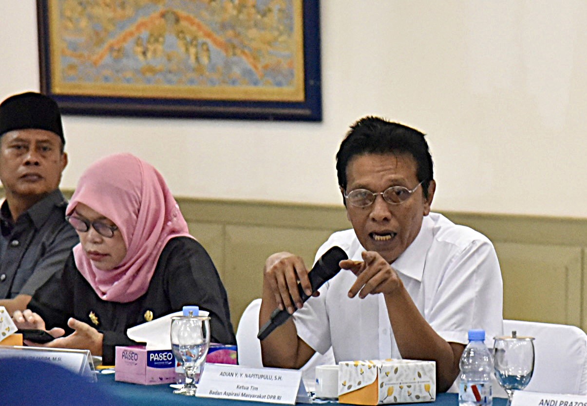 Wakil Ketua Badan Aspirasi Masyarakat (BAM) DPR RI Adian Napitupulu saat memimpin pertemuan BAM DPR RI dengan perwakilan eks karyawan IGM di PT. Indofarma Tbk, Bekasi, Jawa Barat, Selasa (11/11/25). Foto : Adi/Andri