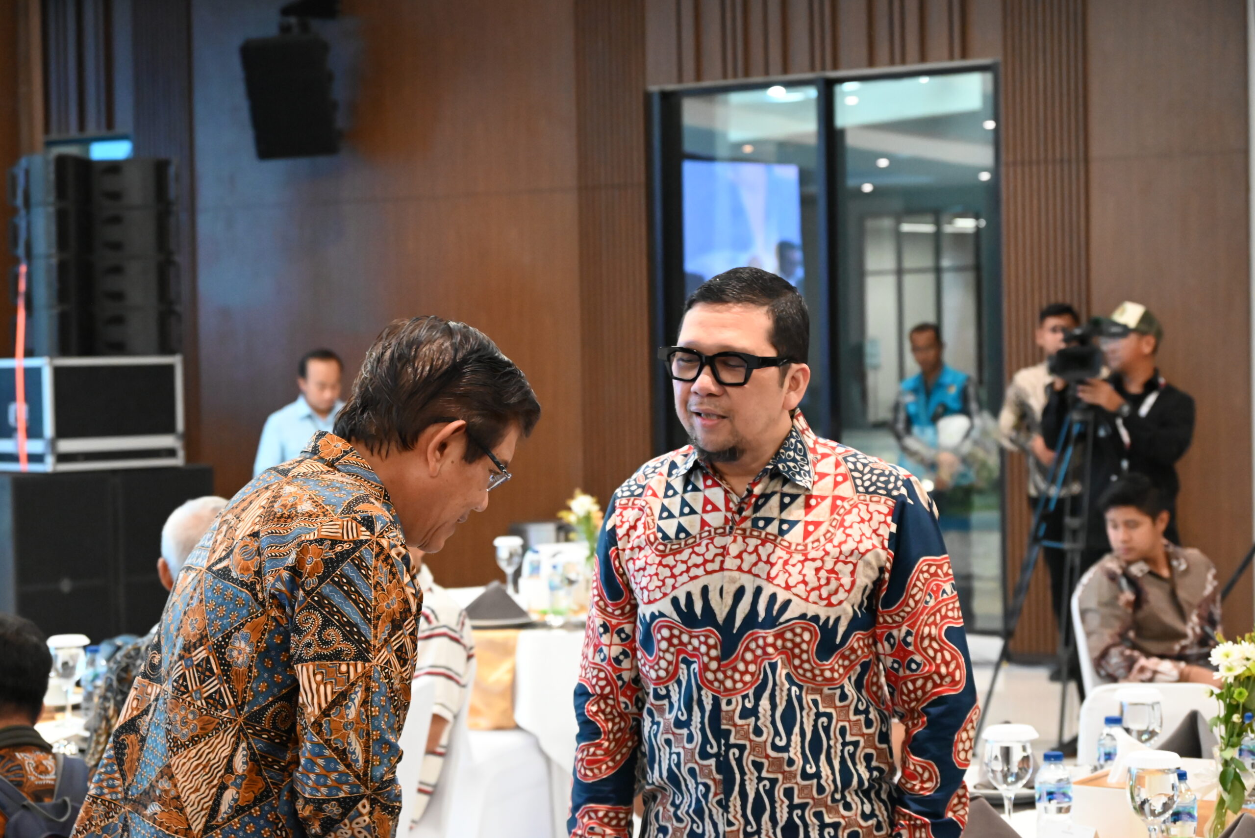 Anggota Komisi II DPR RI Ahmad Doli Kurnia Tandjung (kanan) saat menghadiri acara ramah tamah bersama jajaran kementerian di Gedung Kemenko 3 IKN, di Nusantara, Kalimantan Timur, Senin (10/11/2025). Foto: Yoga/vel