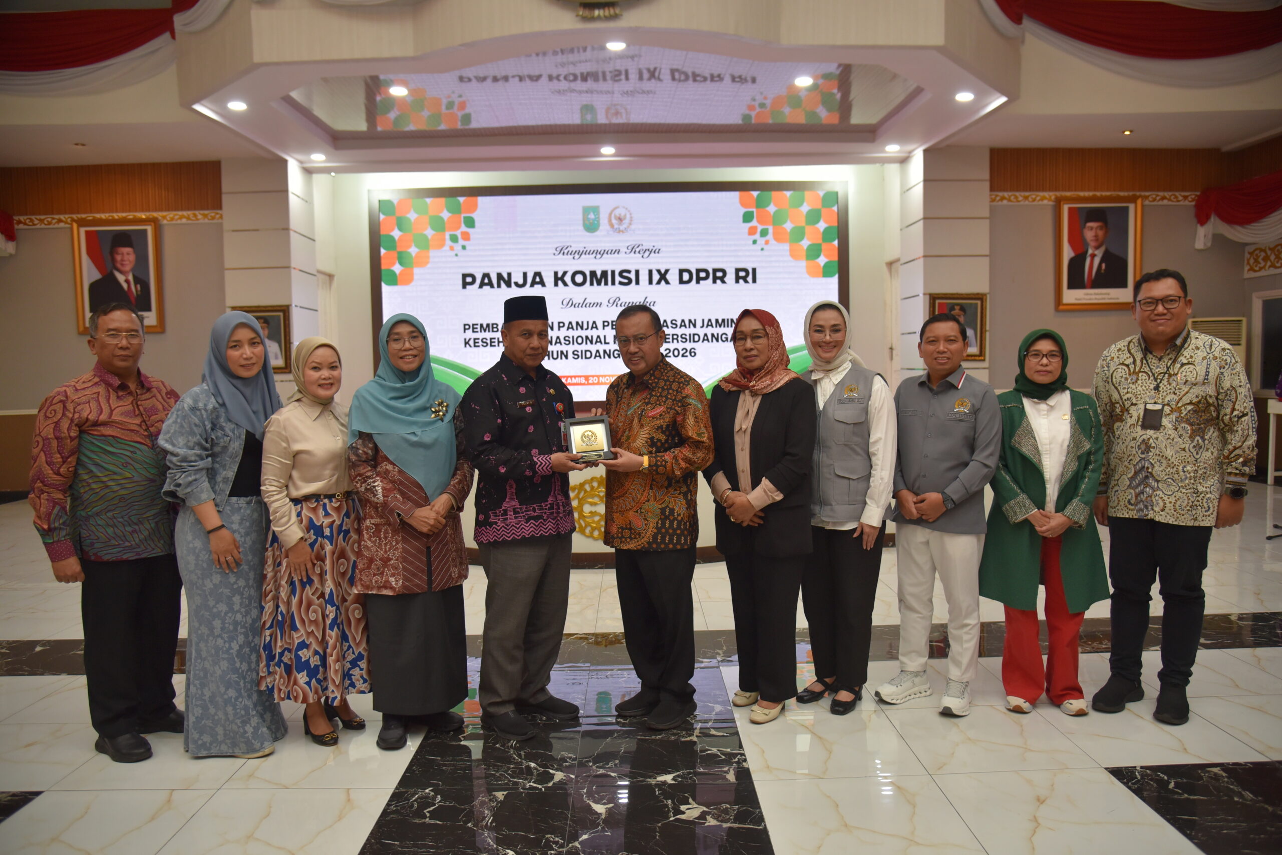 Wakil Ketua Komisi IX DPR RI, Yahya Zaini, saat bertukar cinderamata usai memimpin rapat Kunjungan Kerja Panja JKN Komisi IX DPR RI ke Kota Pekanbaru, Provinsi Riau, Kamis (20/11/2025). Foto: Anju/vel.