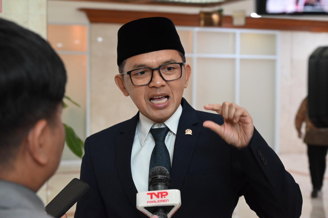 Anggota Komisi VIII DPR RI Maman Imanulhaq saat diwawancarai Parlementaria di Nusantara II, Kompleks Parlemen, Senayan, Jakarta, Selasa (4/11/2025). Foto: Sari/vel.