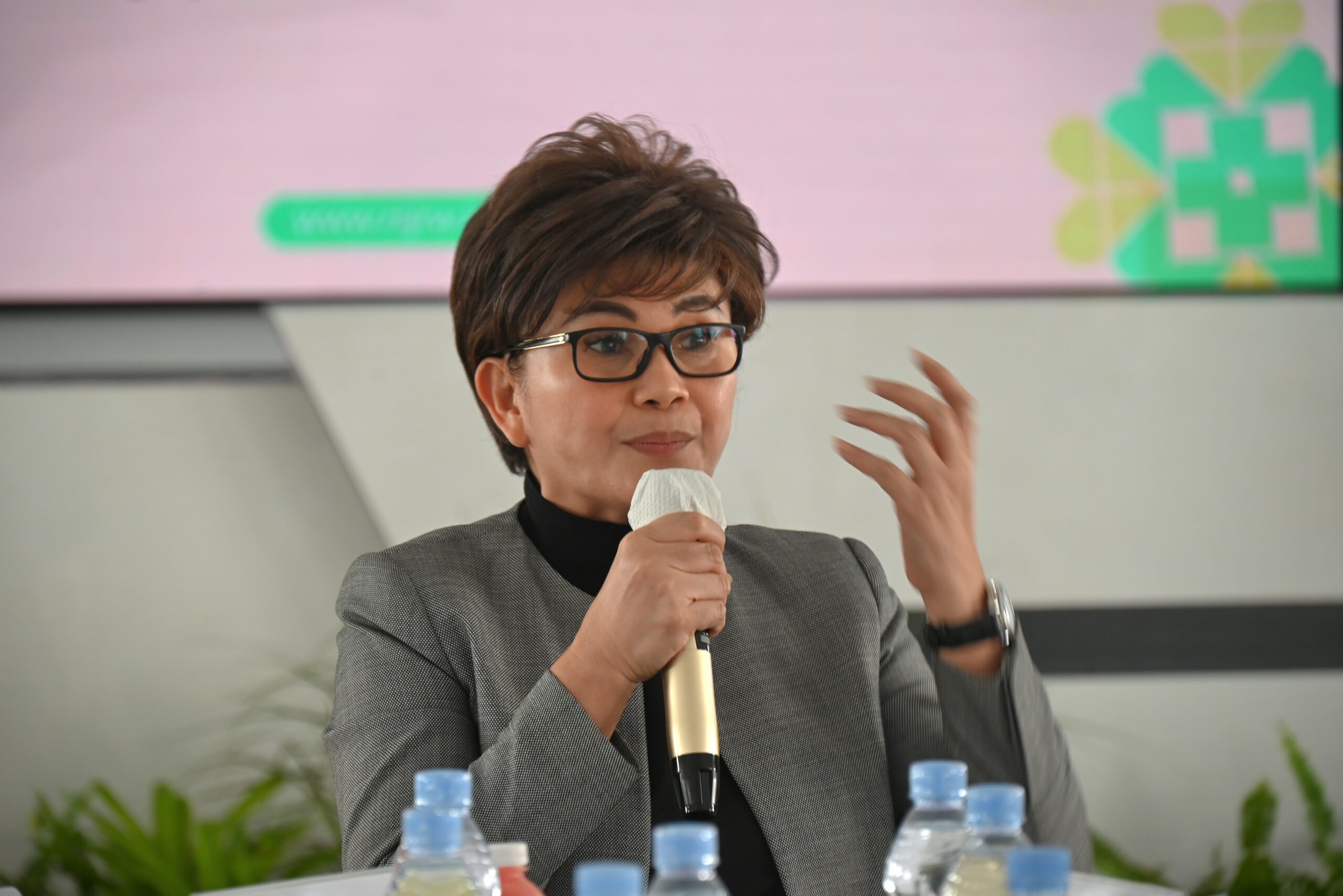 Ketua Komisi IX DPR RI Felly Estelita Runtuwene saat memberikan sambutan di hadapan Wakil Bupati Kab. Malang, otoritas RSJ DR. Radjiman Wediodiningrat, dan BPJS Kesehatan di Malang, Kamis (6/11/2025). Foto: Husen/vel