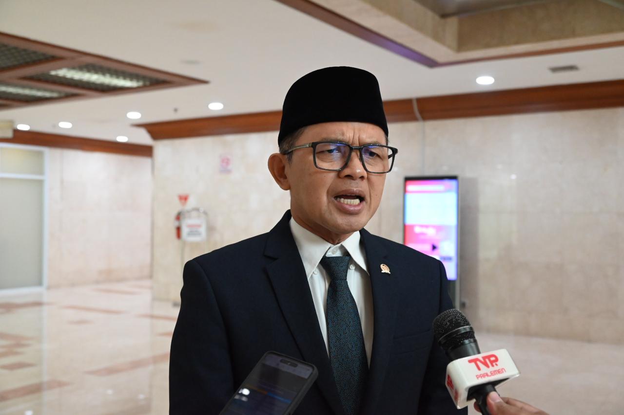 Anggota Komisi VIII DPR RI Maman Imanulhaq saat diwawancarai Parlementaria di Nusantara II, Kompleks Parlemen, Senayan, Jakarta, Selasa (4/11/2025). Foto: Sari/vel.