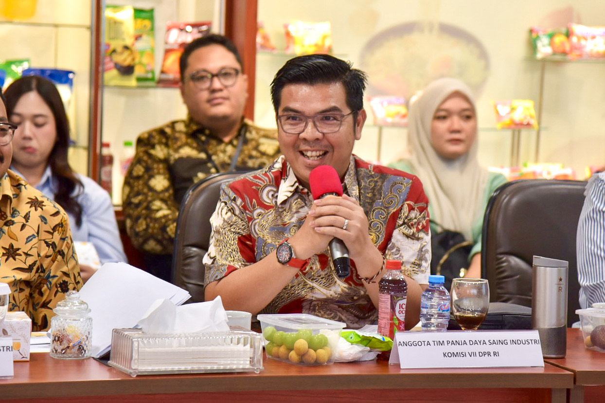 Anggota Tim Panja Daya Saing Industri Komisi VII DPR RI Bane Raja Manalu saat mengikuti pertemuan kunjungan kerja ke PT Indofood Sukses Makmur (Indofood CBP) di Bekasi, Jawa Barat, Jumat (7/11/2025). Foto: Tra/vel.