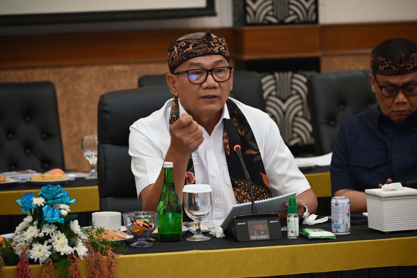Anggota Komisi XIII DPR RI Agun Gunandjar Sudarsa saat pertemuan kunjungan spesifik Komisi XIII DPR RI ke Kanwil Kemenkum Jawa Barat, Bandung, Kamis (6/11/2025). Foto: Wilga/vel