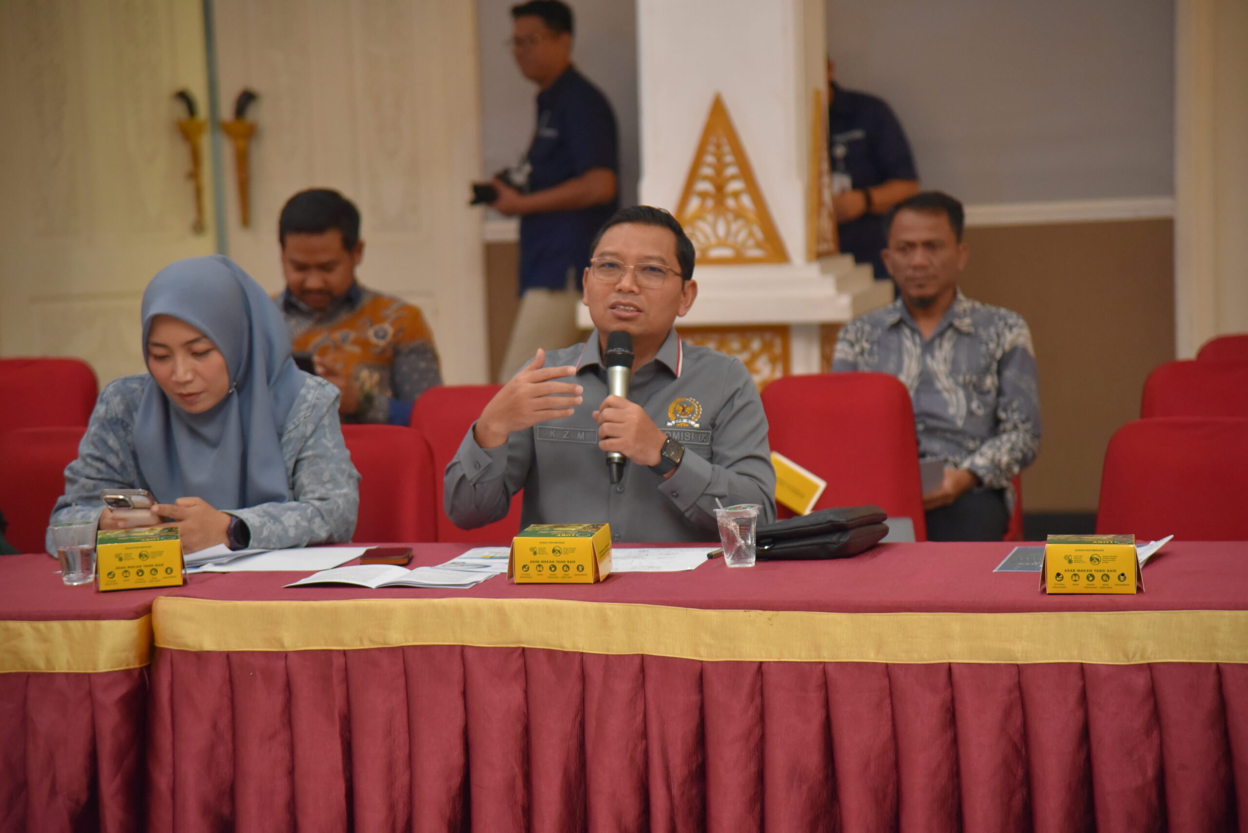 Anggota Komisi IX DPR RI, Zainul Munasichin, saat mengikuti rapat Kunjungan Kerja Panja JKN Komisi IX DPR RI ke Kota Pekanbaru, Provinsi Riau, Kamis (20/11/2025). Foto: Anju/vel.