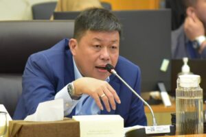 Wakil Ketua Komisi IV DPR RI Alex Indra Lukman saat memimpin Rapat Dengar Pendapat (RDP) Komisi IV DPR dengan Kepala Badan Pangan Nasional (Bapanas) dan Kepala Badan Karantina Indonesia di Gedung DPR, Jakarta, Senin (24/11/2025). Foto: Oji/vel.