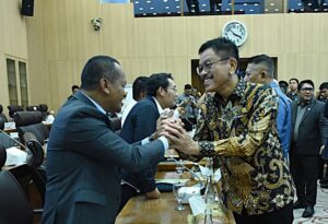 Anggota Komisi XII DPR RI Ramson Siagian dalam Rapat Kerja Komisi XII DPR RI bersama Menteri Energi dan Sumber Daya Mineral (ESDM) di Gedung Nusantara I, Kompleks Parlemen, Senayan, Jakarta, Selasa (11/11/2025). Foto : Jaka/Andri
