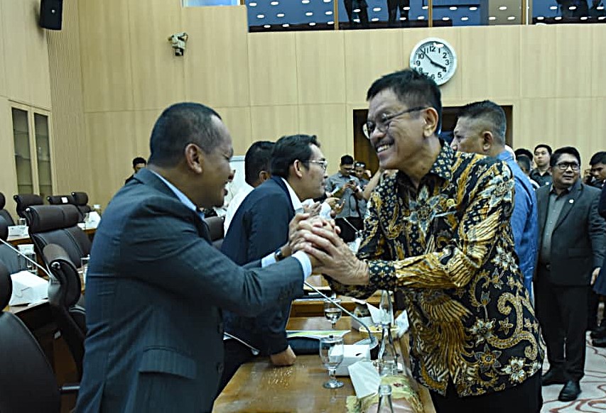Anggota Komisi XII DPR RI Ramson Siagian dalam Rapat Kerja Komisi XII DPR RI bersama Menteri Energi dan Sumber Daya Mineral (ESDM) di Gedung Nusantara I, Kompleks Parlemen, Senayan, Jakarta, Selasa (11/11/2025). Foto : Jaka/Andri