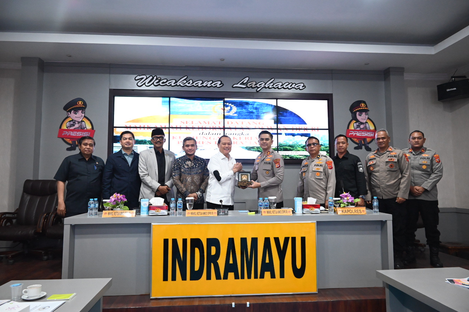 Wakil Ketua MKD DPR RI Adang Daradjatun saat bertukar cinderamata usai kegiatan sosialisasi kepada jajaran Kepolisian Resor (Polres) Indramayu, di Kabupaten Indramayu, Jawa Barat, Rabu (12/11/2025). Foto: Novel