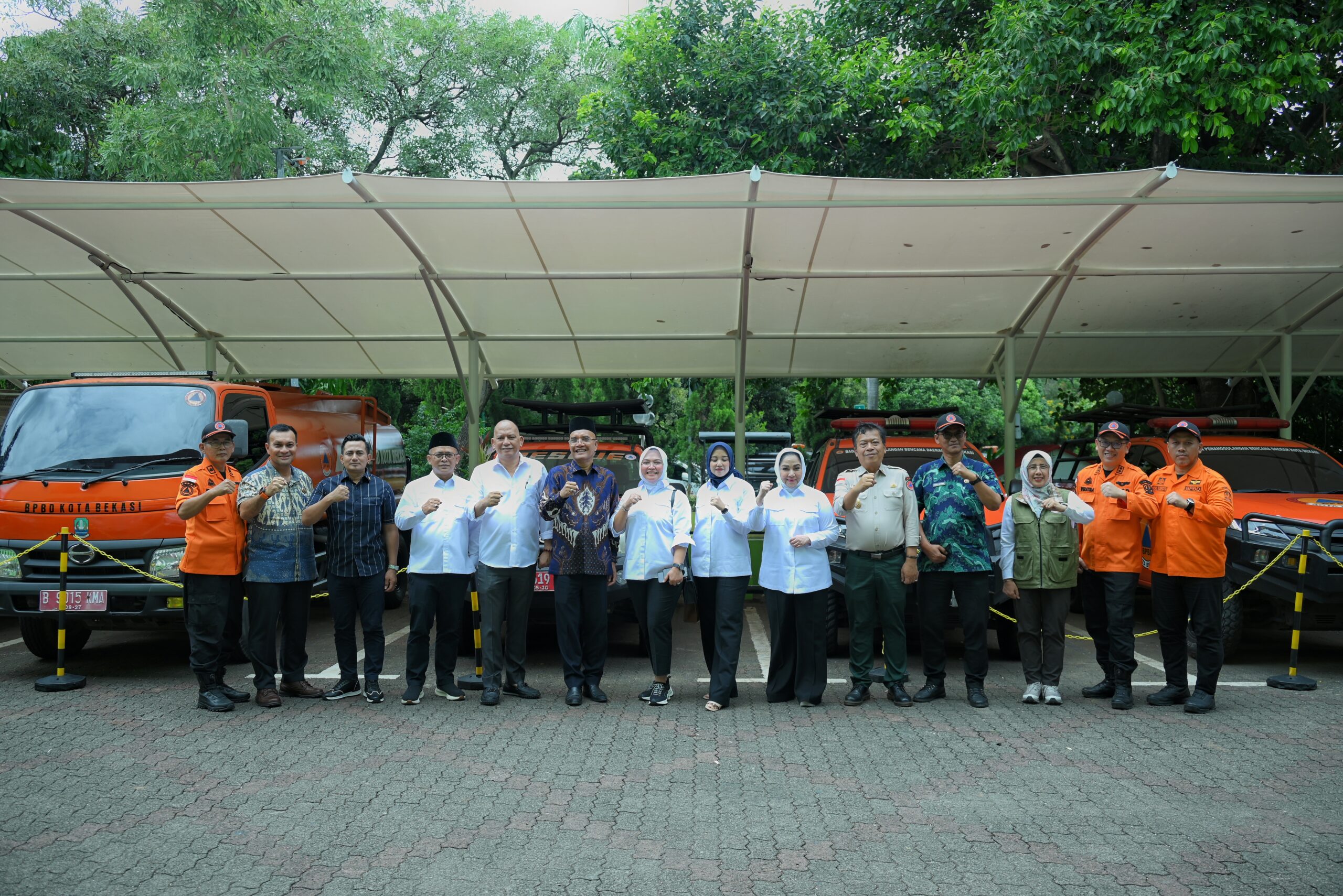 Ketua Komisi VIII DPR RI Marwan Dasopang bersama tim berfoto bersama saat kunjungan kerja spesifik ke BPBD Kota Bekasi, Kamis (20/11/2025). Foto: Tari/vel.